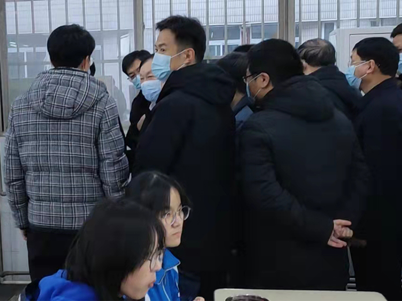 祁副市长对新乡市众诚餐饮管理有限公司管理的河南师范大学附属中学学生餐厅进行视察工作
