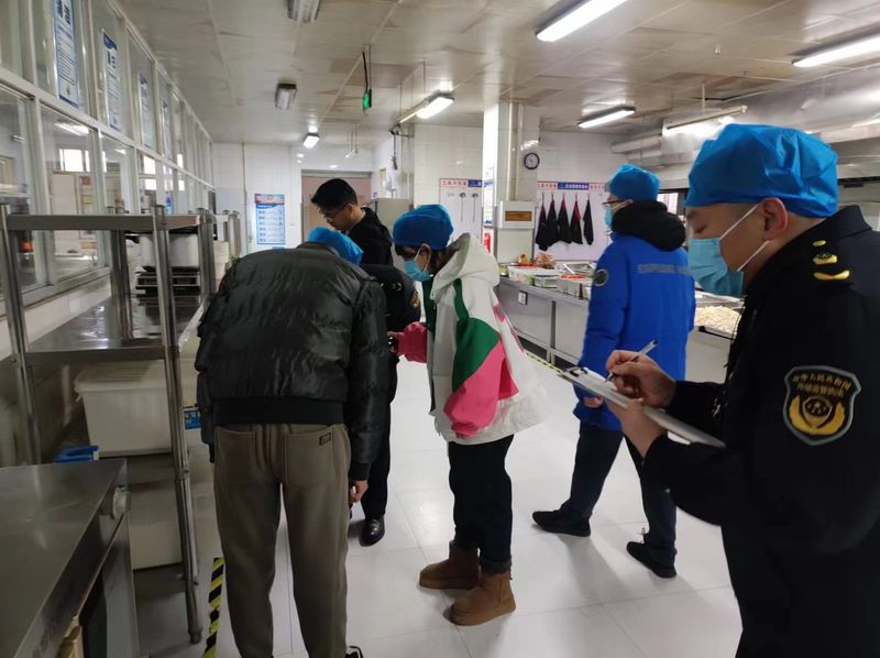  市市场监督管理局阳光执法栏目对我公司经营的河师大附属中学学生餐厅进行检查